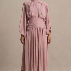Annabel | Vestido midi rosa empolvado con cuello alto, cintura caída y detalles plisados