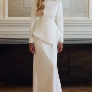 Pepita | Vestido Largo Crema de Escote Alto con Cintura Asimétrica y Falda de Satén