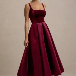 Francisca | Vestido midi de terciopelo burdeos con falda plisada