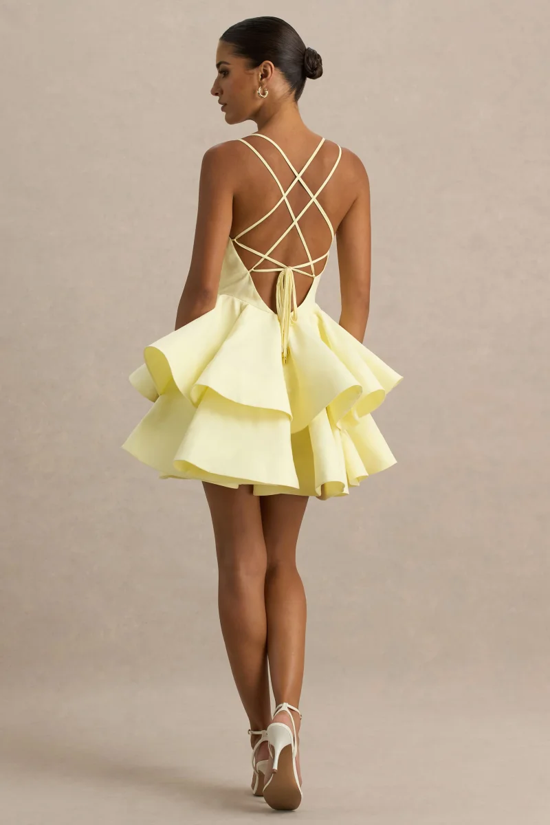 Flavia | Vestido corto amarillo con escote pronunciado y falda de volantes - Imagen 3