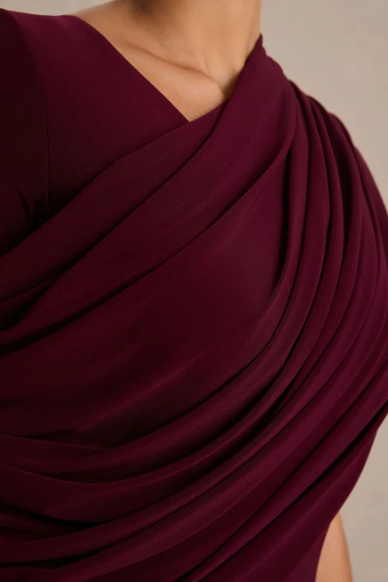 Rubelle | Vestido Largo Burdeos de Escote Asimétrico con Detalle Drapeado - Imagen 7