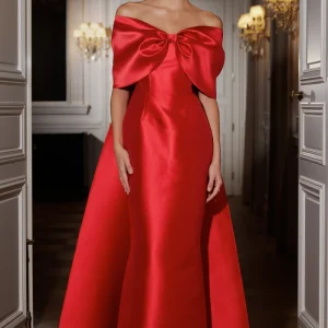 Wanting More | Vestido Largo Rojo de Satén con Capa y Lazo Grande