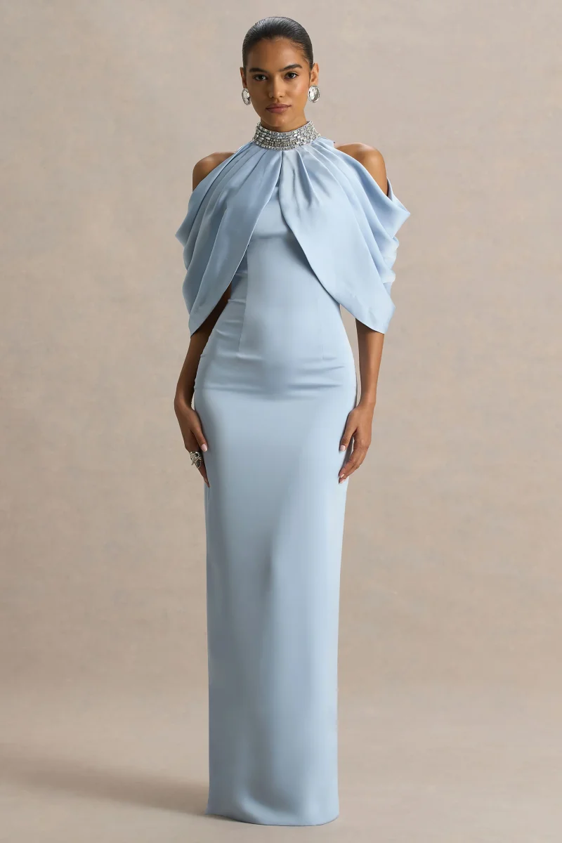 Sulliana | Vestido largo azul empolvado de satén con cuello alto adornado y mangas tipo capa - Imagen 5