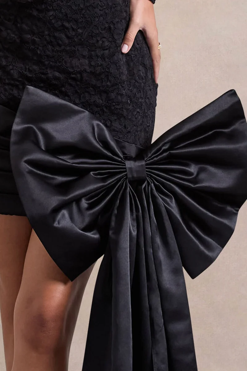 Evry | Vestido corto de encaje negro con mangas largas y lazo grande de satén - Imagen 6