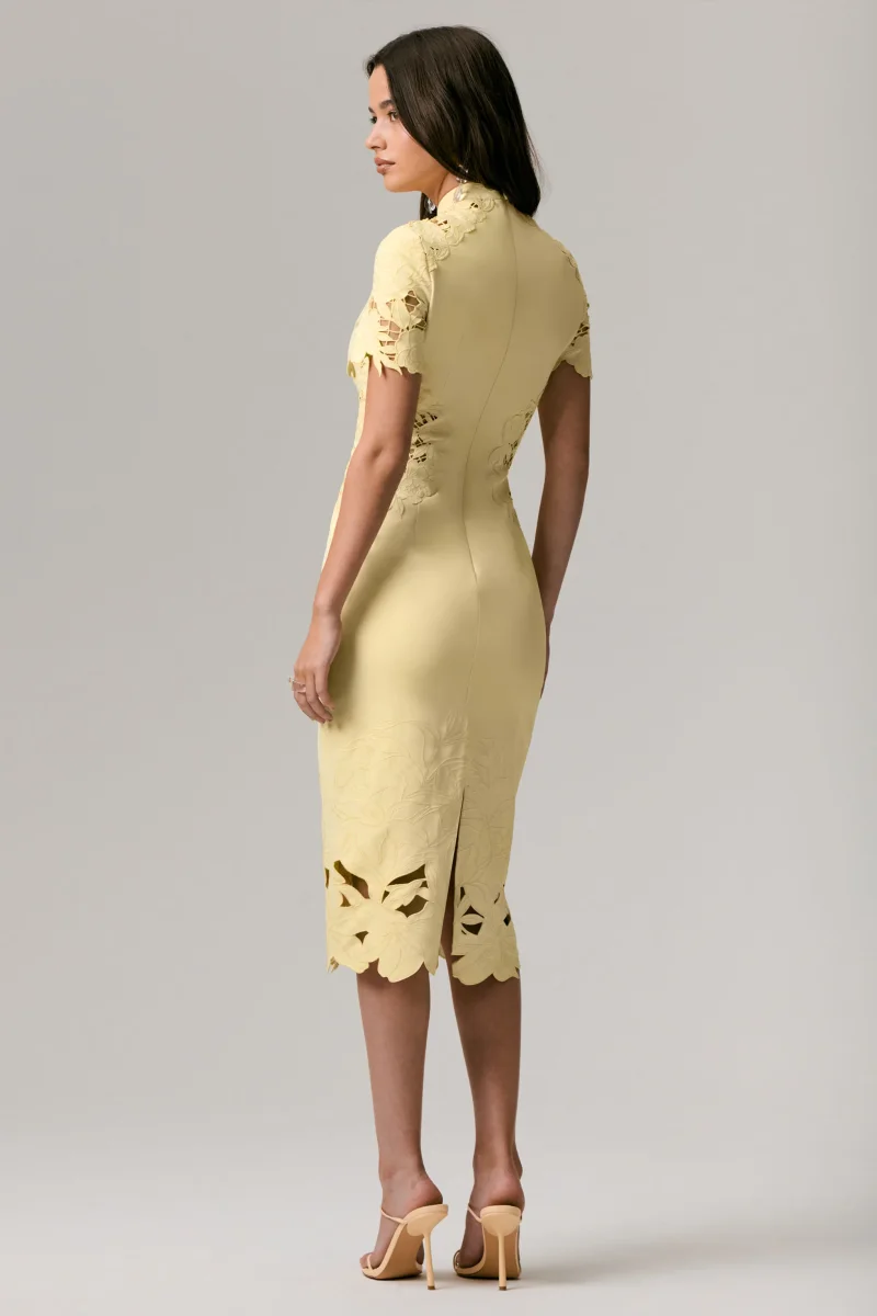 Guest List | Vestido midi limón con cuello alto y detalles calados de crochet - Imagen 3