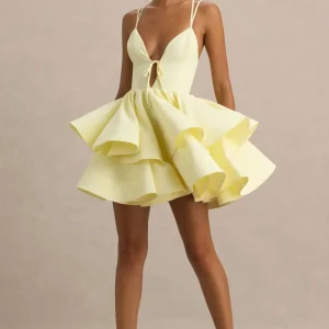 Flavia | Vestido corto amarillo con escote pronunciado y falda de volantes