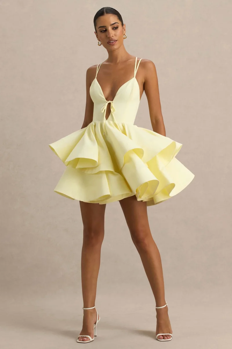 Flavia | Vestido corto amarillo con escote pronunciado y falda de volantes
