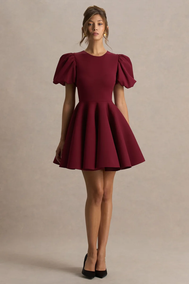 Emelia | Vestido Corto Skater Burdeos con Mangas Abullonadas