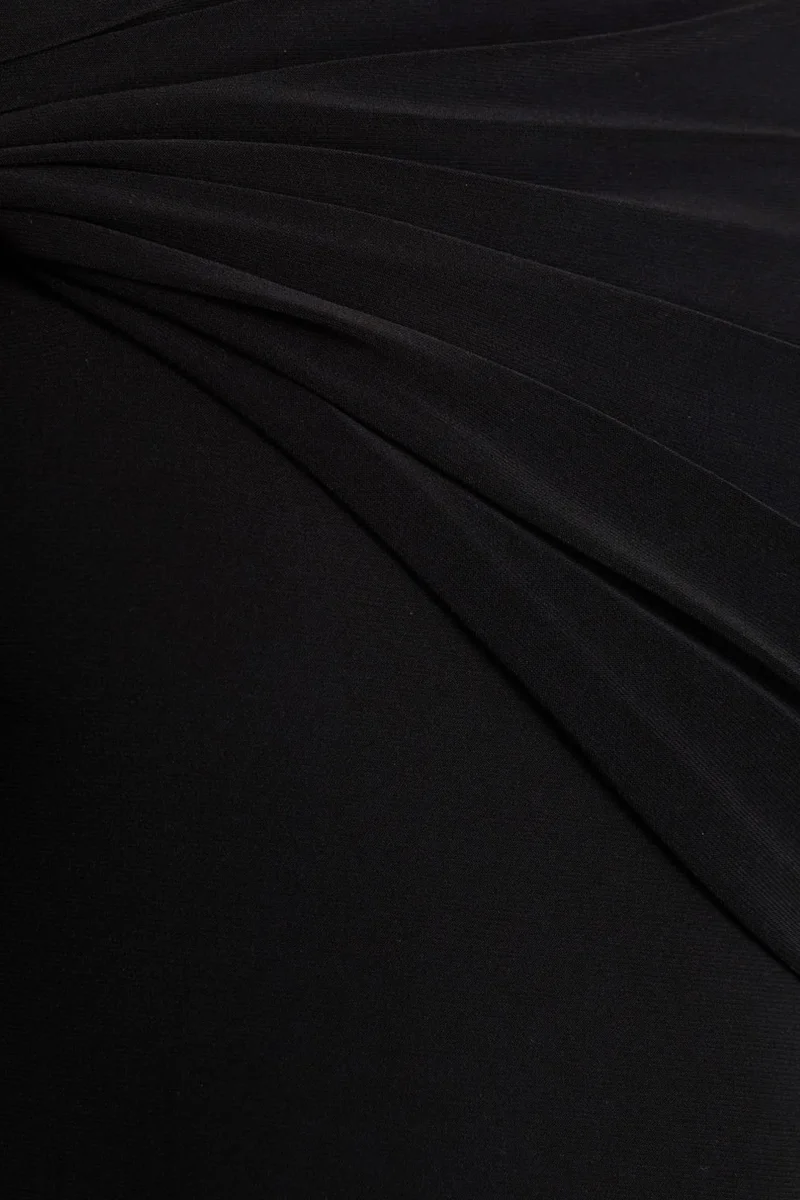 Alexia | Vestido Largo Negro De Escote Asimétrico Con Apliques y Detalle Fruncido - Imagen 7