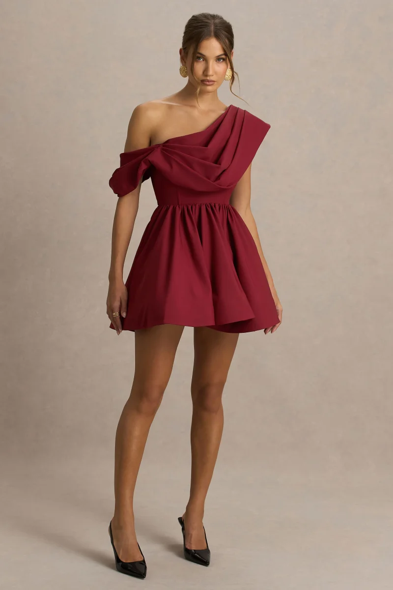 Verona | Vestido corto skater burdeos con escote asimétrico drapeado - Imagen 5