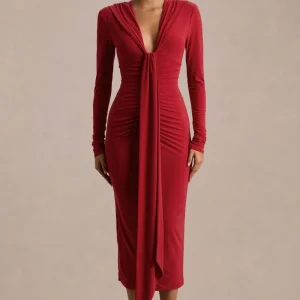 Ivara | Vestido Largo Rojo con Escote Profundo, Detalle Fruncido y Fajín
