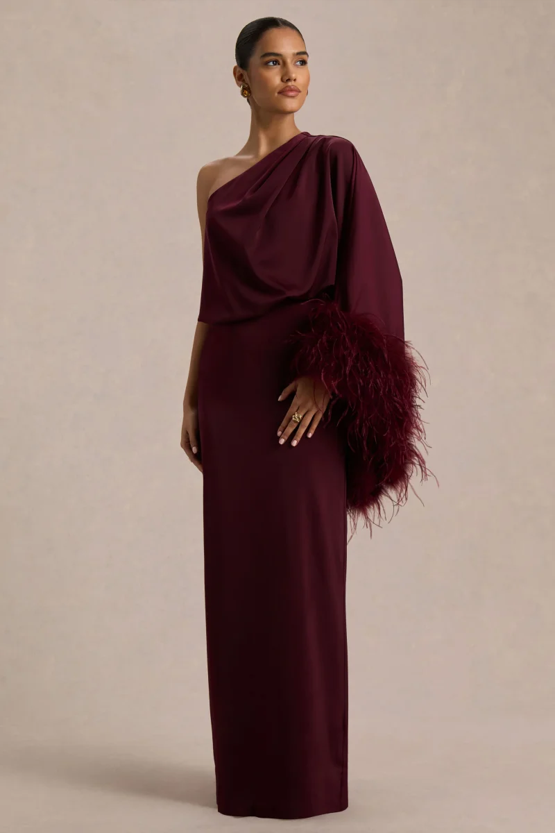 Felicity | Vestido Largo Burdeos de Satén con Escote Asimétrico, Plumas y Detalles Fruncidos - Imagen 5