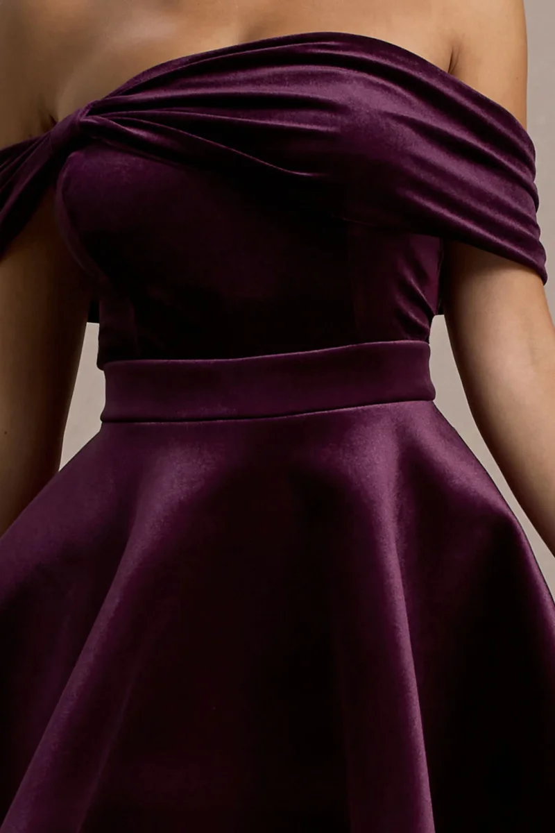 Dede | Vestido corto de terciopelo con escote bardot en color burdeos oscuro - Imagen 8