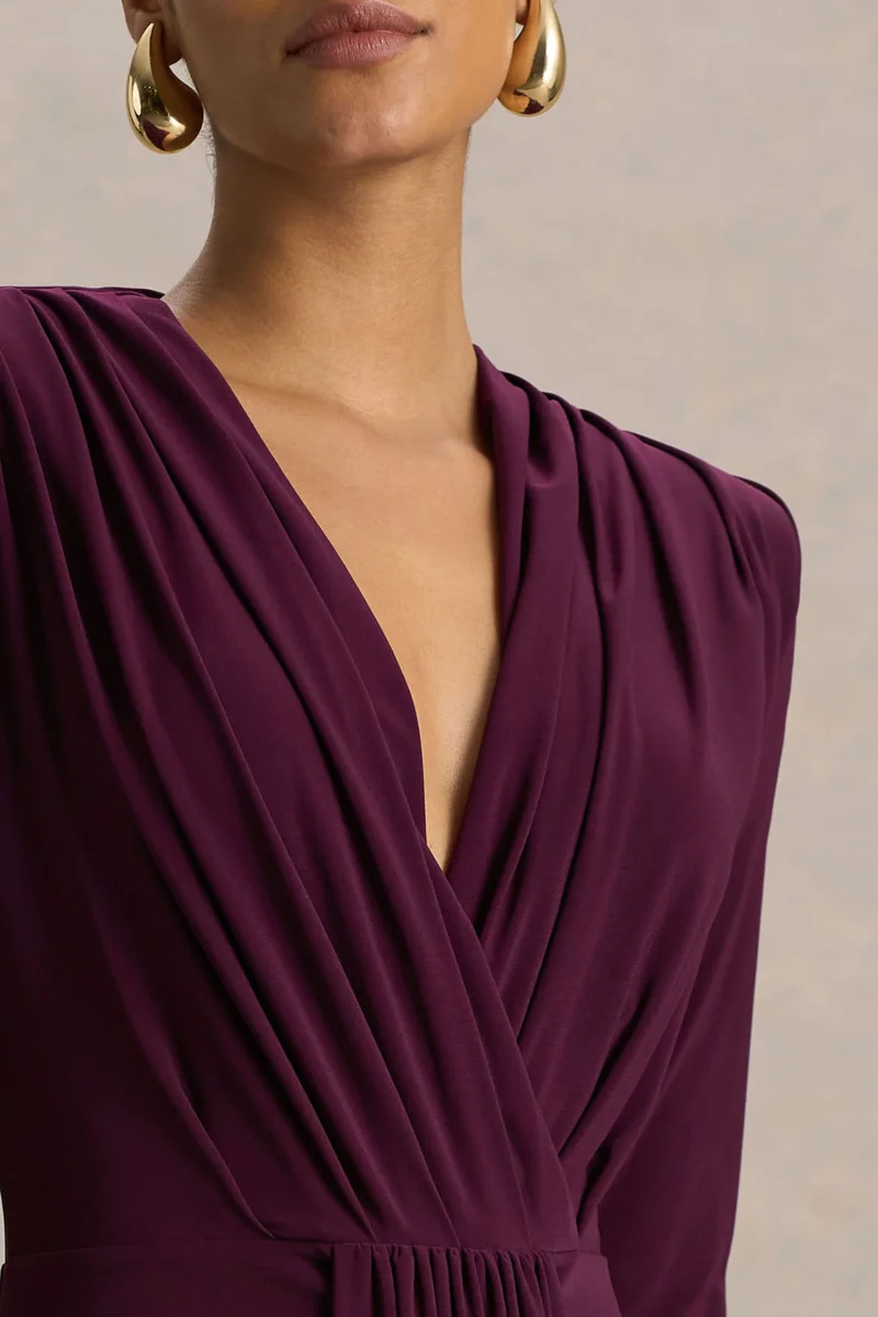 Flashy | Vestido Largo burdeos con escote pronunciado y detalles fruncidos - Imagen 4