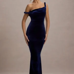 Neeka | Vestido largo en azul marino de terciopelo y escote asimétrico retorcido
