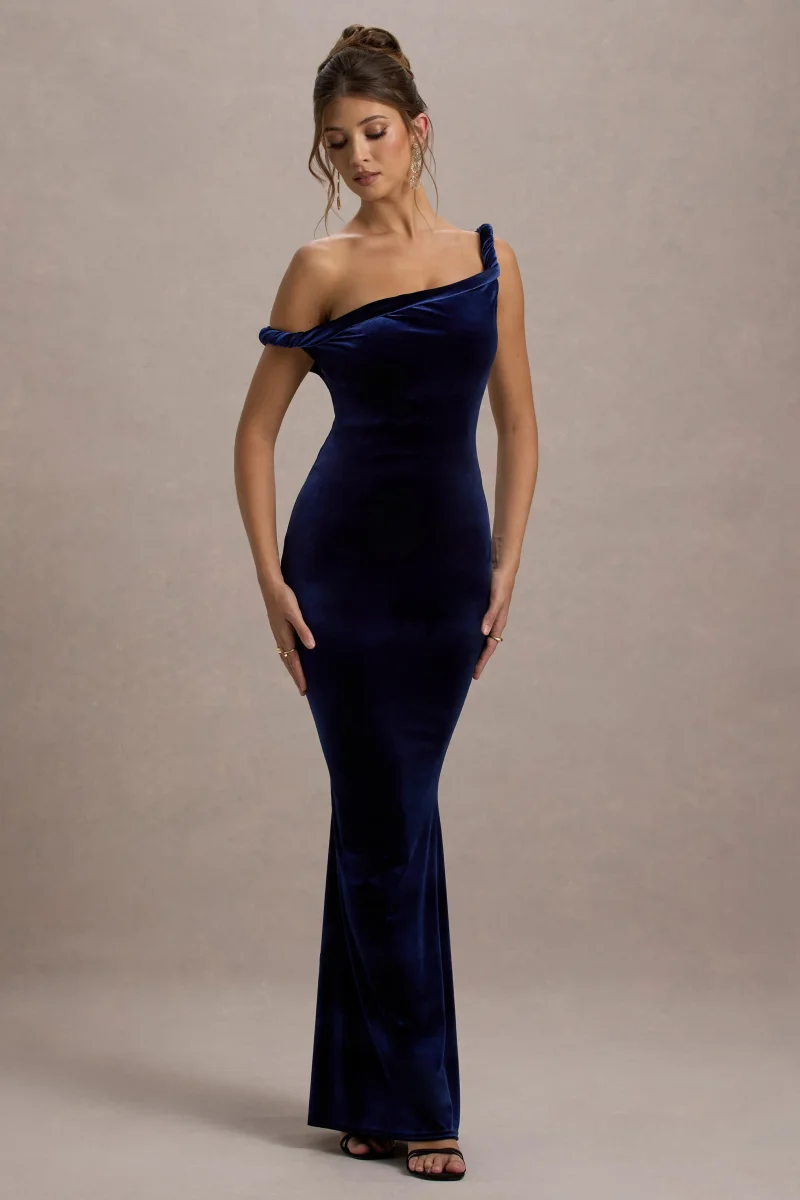 Neeka | Vestido largo en azul marino de terciopelo y escote asimétrico retorcido