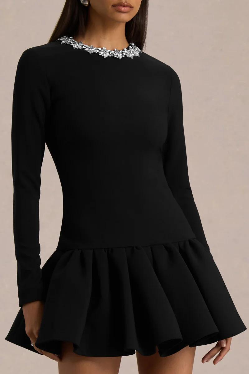 My Wish | Vestido Corto Negro con Cuello Alto Adornado y Cintura Caída - Imagen 4
