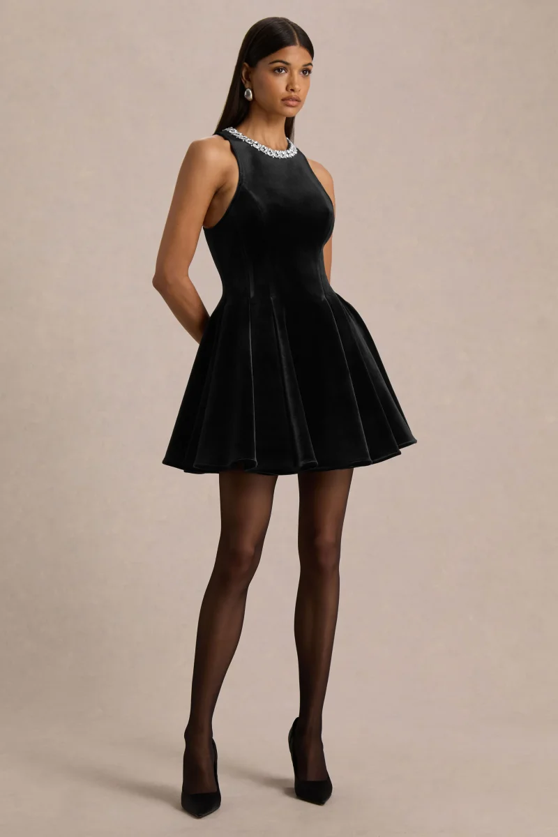 Meva | Vestido corto negro de terciopelo con cuello alto ornamentado - Imagen 5