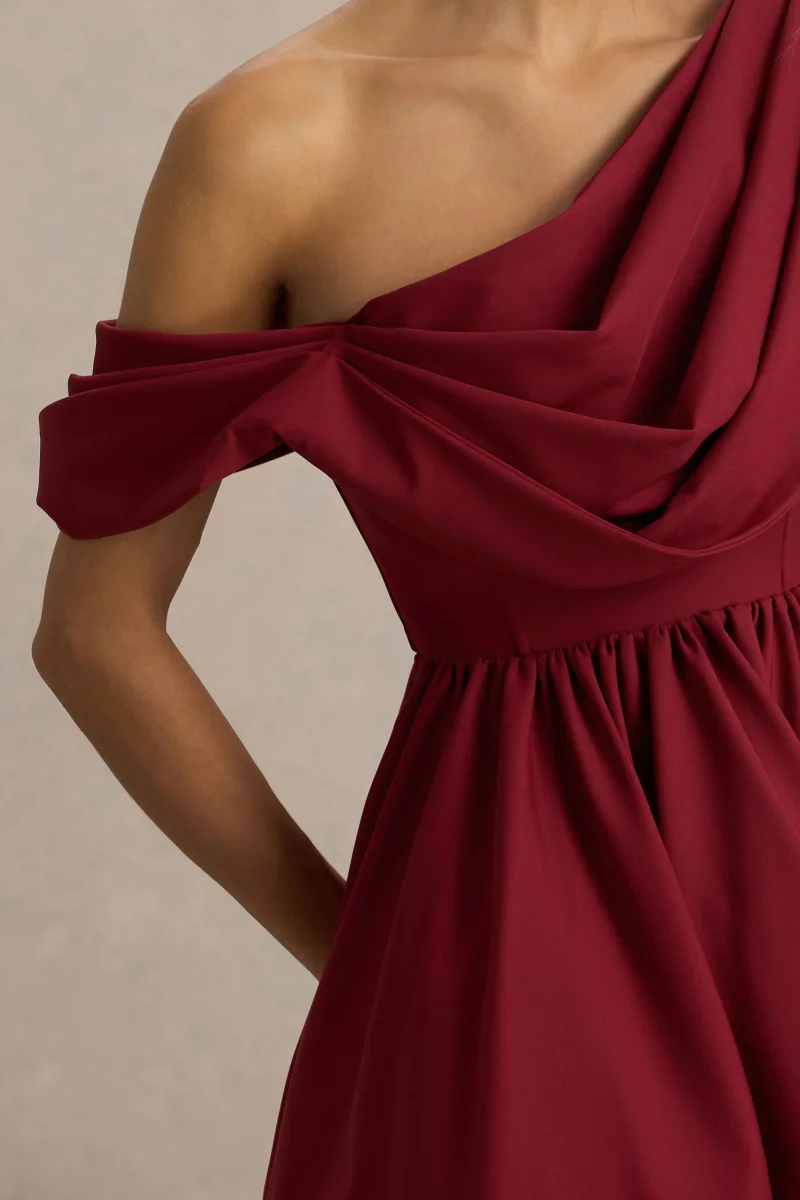 Verona | Vestido corto skater burdeos con escote asimétrico drapeado - Imagen 7