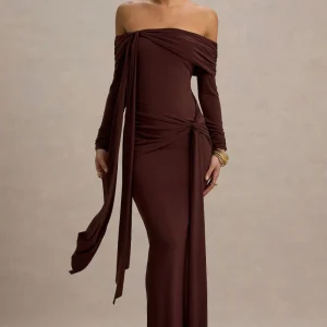 Jovie | Vestido largo marrón de mangas largas con escote bardot y detalle de nudo y lazo