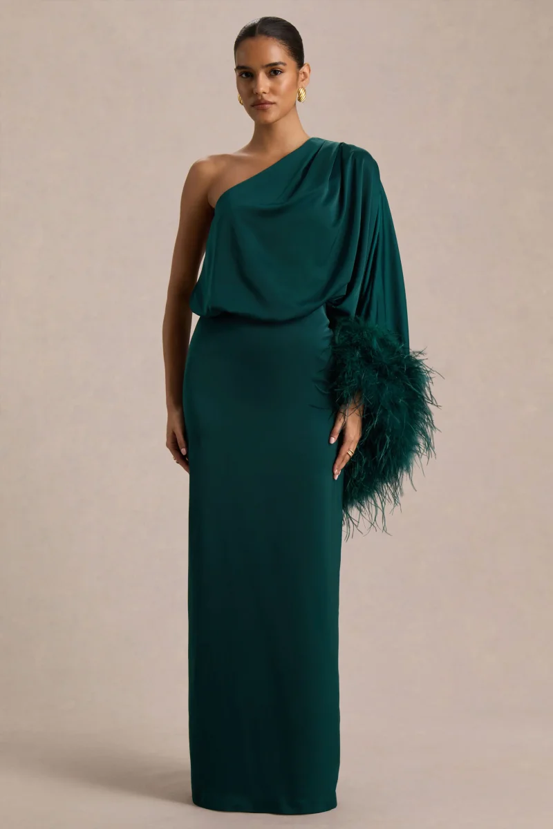 Felicity | Vestido Largo Verde Azulado de Satén con Escote Asimétrico, Plumas y Detalles Fruncidos