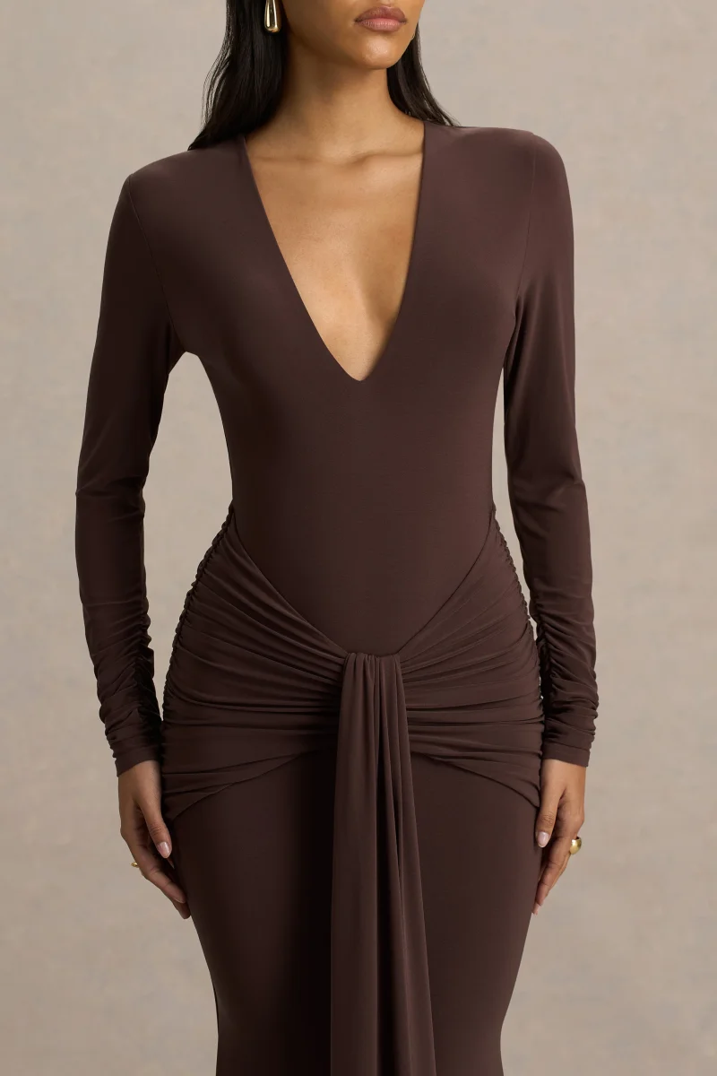 Saffie | Vestido Largo Chocolate De Escote Profundo Con Mangas Largas Y Detalles Fruncidos - Imagen 4