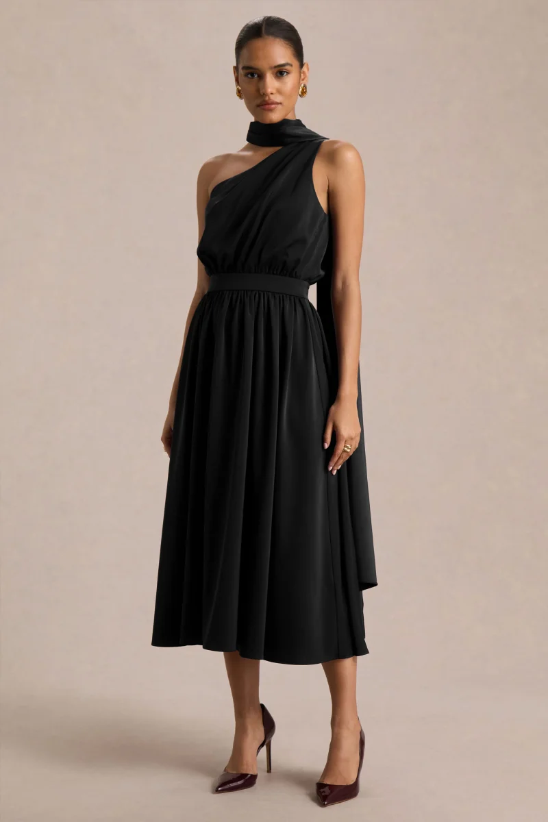 Caluna | Vestido Midi de satén negro con escote asimétrico y detalle tipo bufanda - Imagen 5