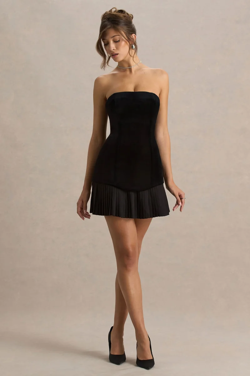 Valentina | Vestido corto de terciopelo negro con escote bandeau y falda plisada - Imagen 5