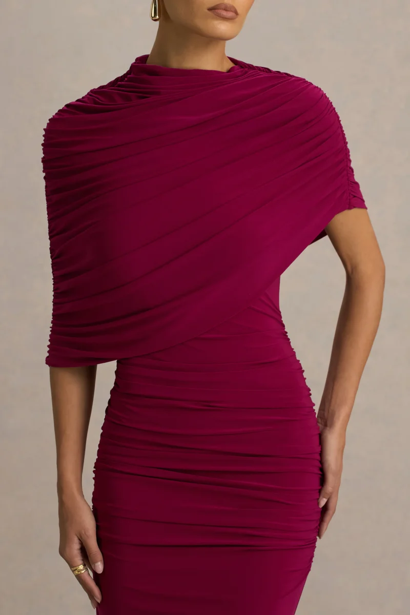 Glitz | Vestido largo en Burdeos con Escote Alto, Manga Capa y Detalles Fruncidos - Imagen 5
