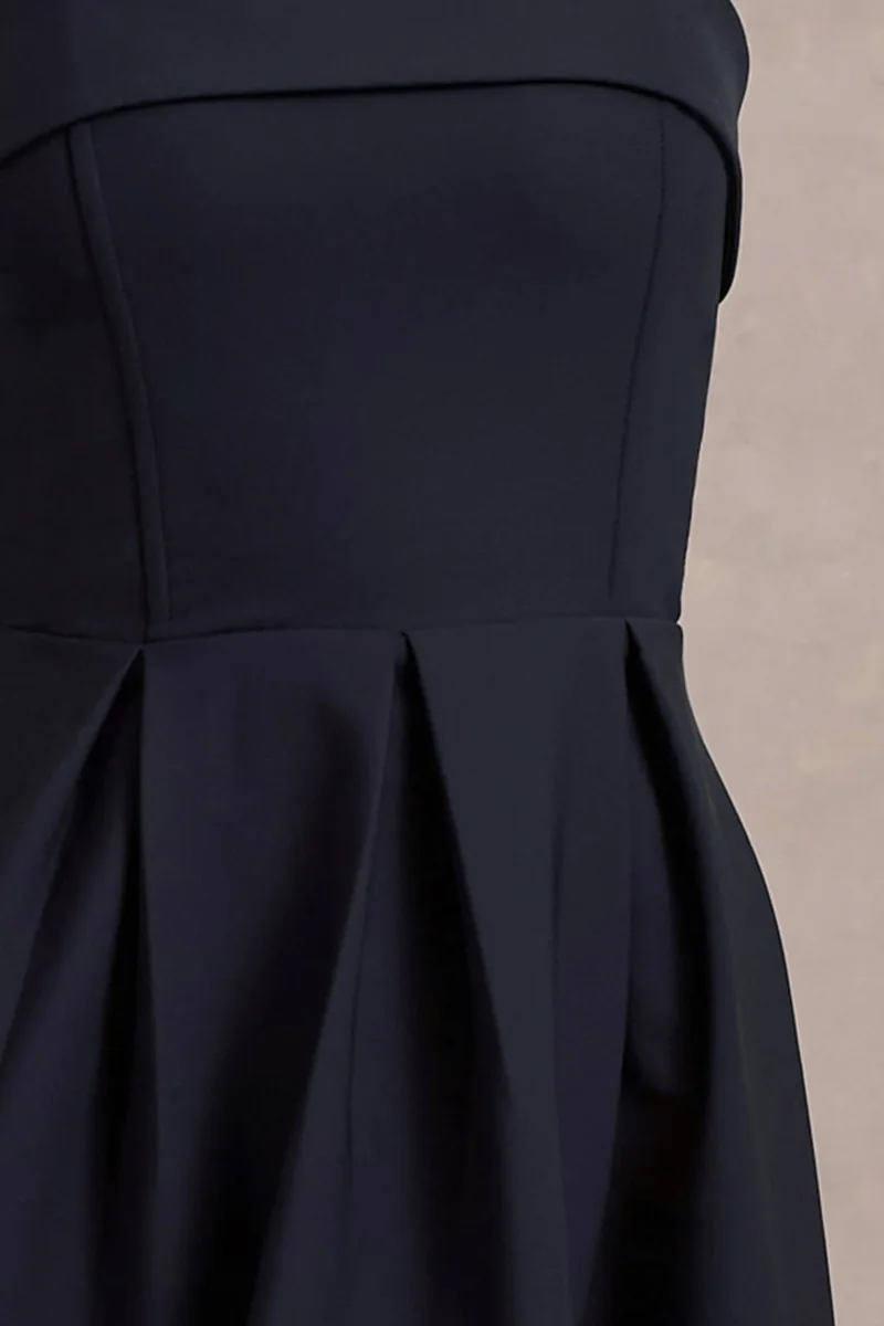 Annalise | Vestido Midi Azul Marino De Bandeau Con Falda Plisada - Imagen 7
