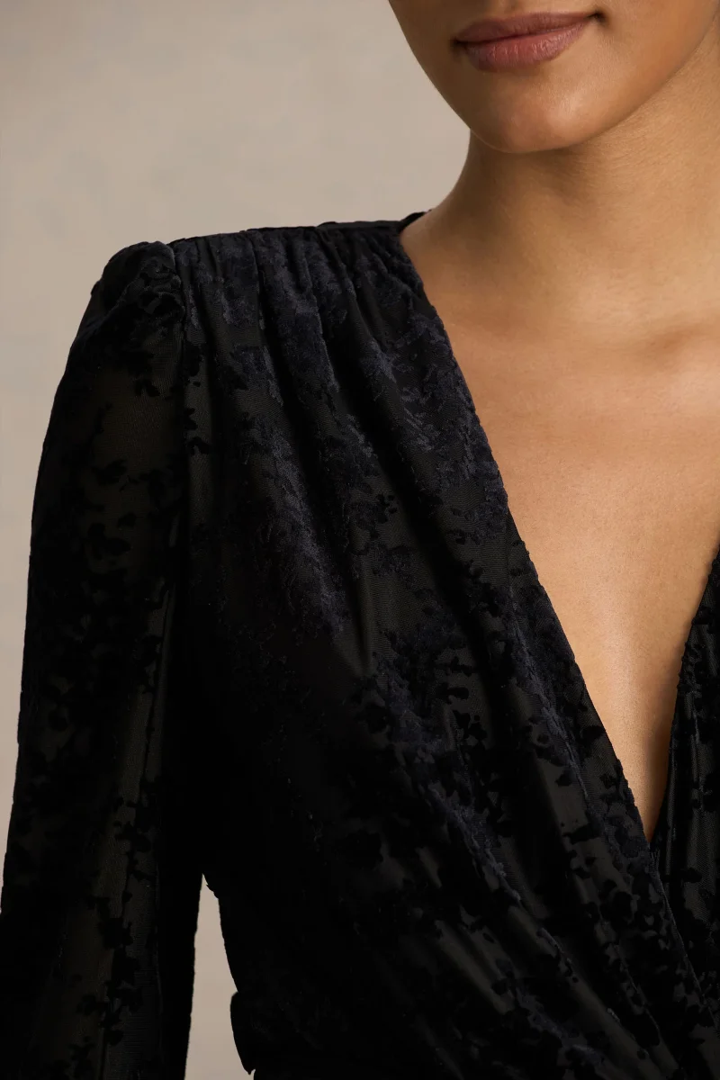 Vicenta | Vestido Corto cruzado de terciopelo devoré negro con escote pronunciado - Imagen 7