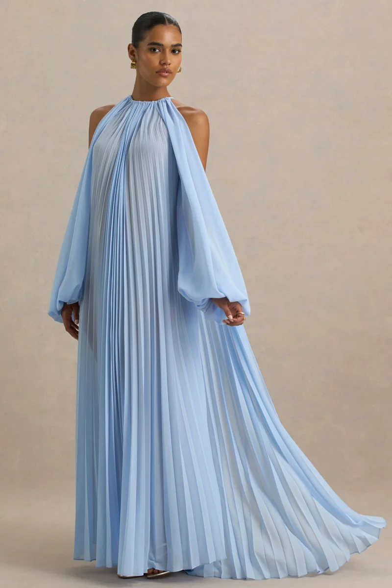 Reyna | Vestido largo azul bebé de gasa plisada con detalle de capa - Imagen 5