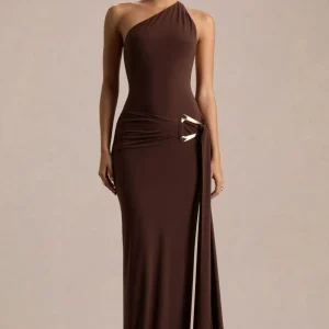 Bonnie | Vestido Largo Marrón con Escote Asimétrico y Detalles Fruncidos