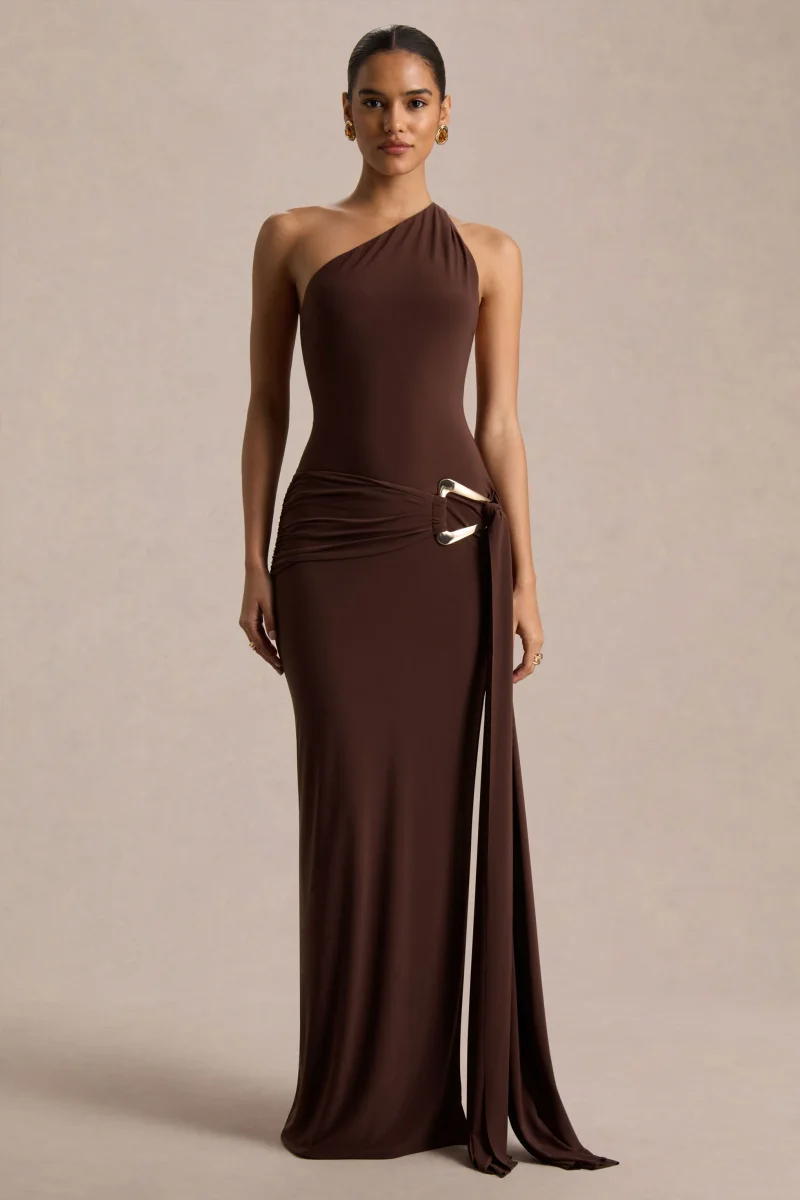 Bonnie | Vestido Largo Marrón con Escote Asimétrico y Detalles Fruncidos