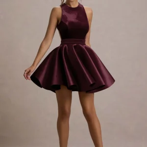 Mackie | Vestido corto de terciopelo con espalda al aire y falda de vuelo en color burdeos