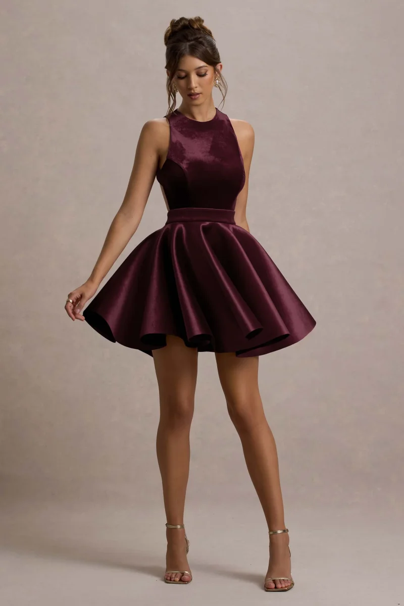 Mackie | Vestido corto de terciopelo con espalda al aire y falda de vuelo en color burdeos