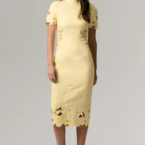 Guest List | Vestido midi limón con cuello alto y detalles calados de crochet