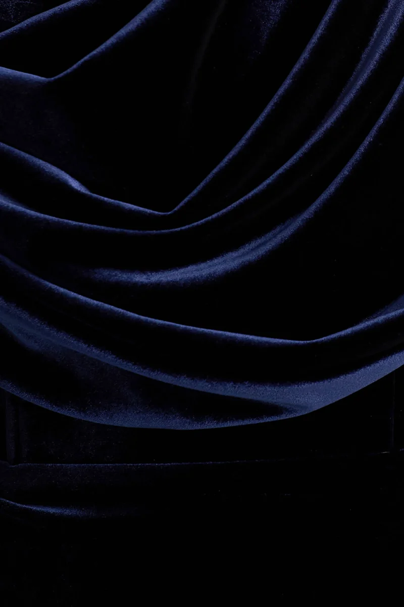 High End | Vestido midi de terciopelo azul marino con escote asimétrico drapeado - Imagen 7