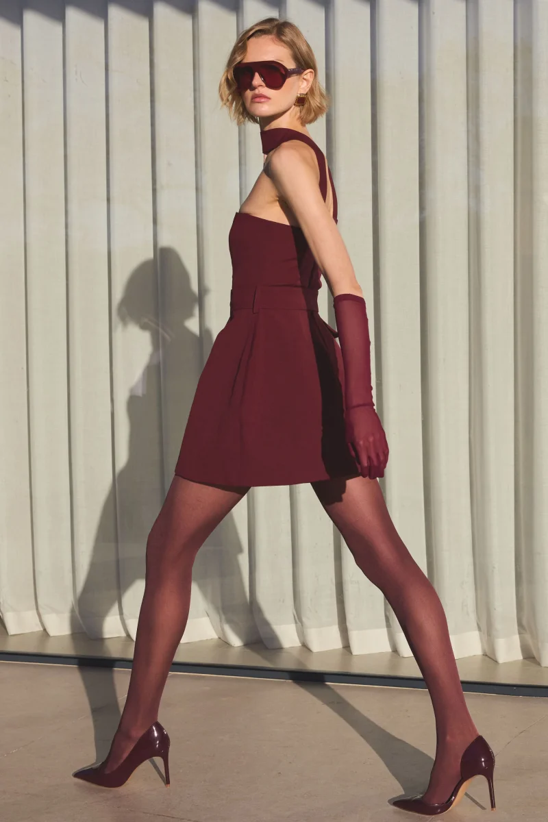 Timberly | Vestido corto en burdeos de cuello alto y corte entallado - Imagen 9