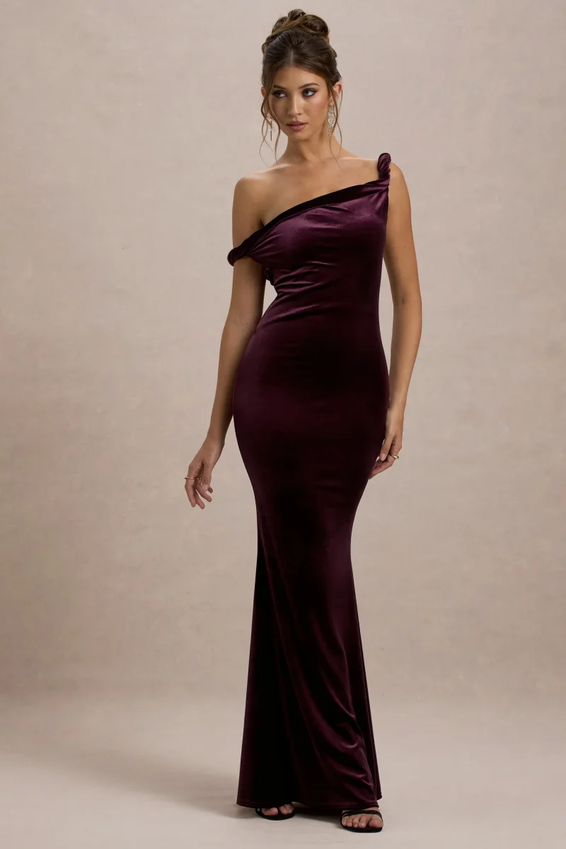 Neeka | Vestido largo asimétrico de terciopelo en color burdeos - Imagen 6
