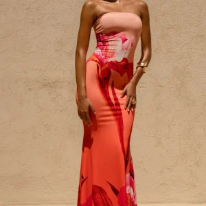 Ceremony | Vestido Largo austado con escote bandeau y con estampado floral en rosa