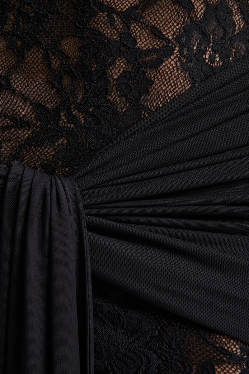 Akira | Vestido Largo de Encaje Negro con Detalle de Fajín - Imagen 7