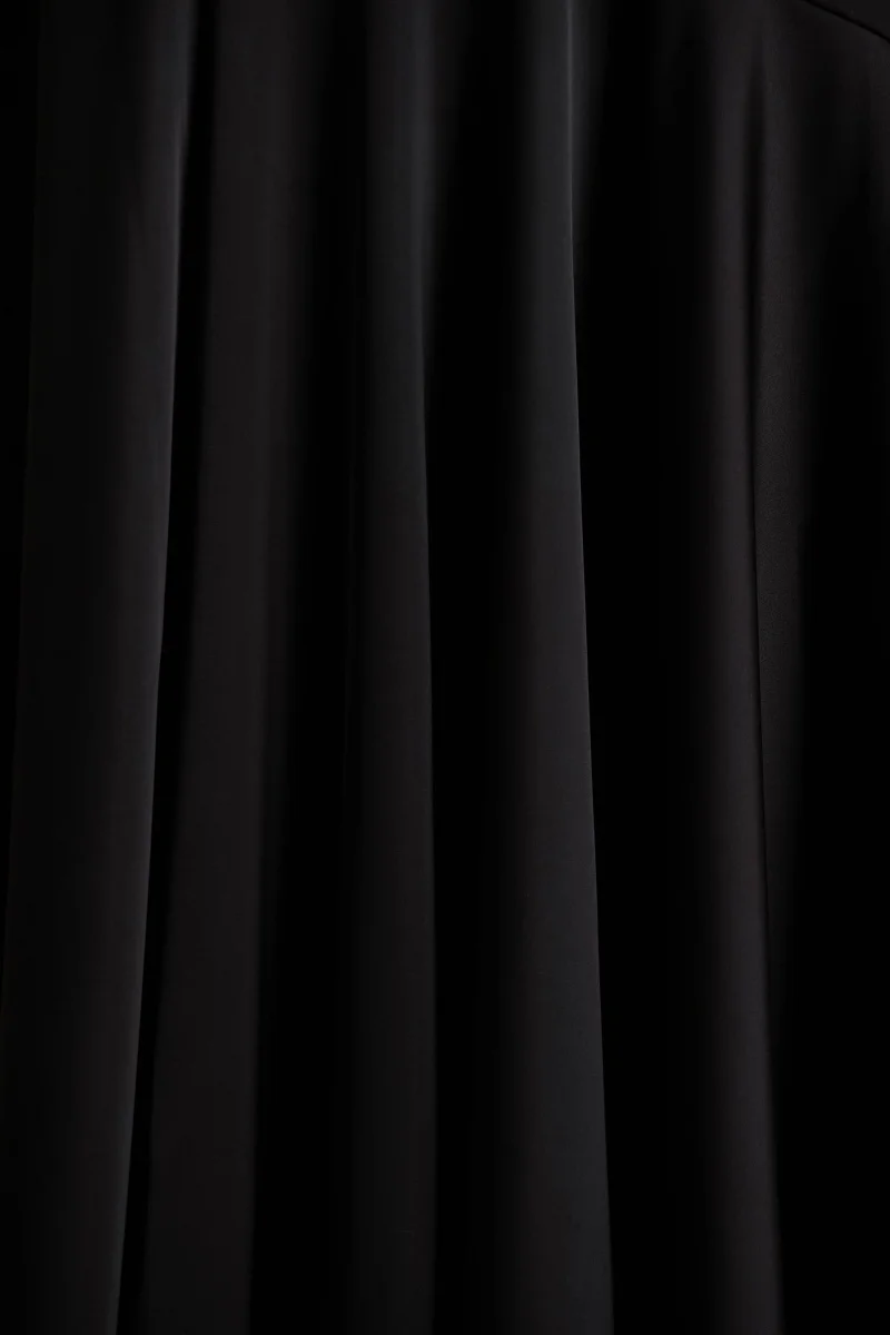 Jemima | Vestido largo de satén negro con cuello halter y detalle de plumas - Imagen 7