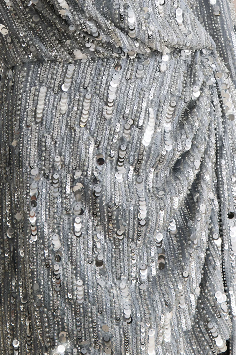 Carmina | Vestido Corto Cruzado de Lentejuelas Plateadas con Escote en V y Detalle de Fajín - Imagen 7
