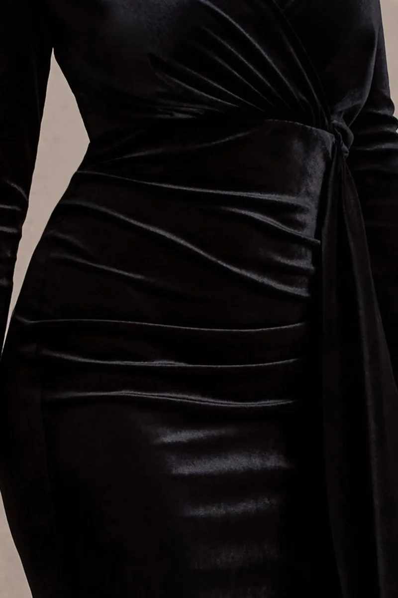 Arcadia | Vestido midi de terciopelo negro drapeado con mangas largas - Imagen 8