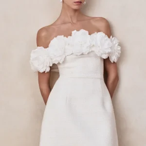 Florinda | Vestido corto blanco de tejido Bouclé con escote Bardot de volantes