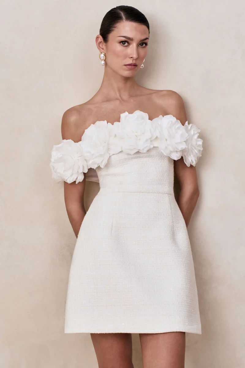 Florinda | Vestido corto blanco de tejido Bouclé con escote Bardot de volantes