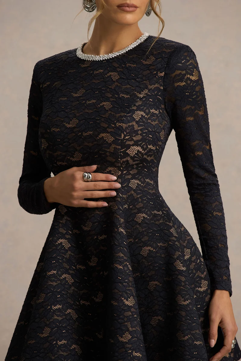 Divine | Vestido Corto en Negro con Cuello Redondo y Adornos de Encaje - Imagen 4