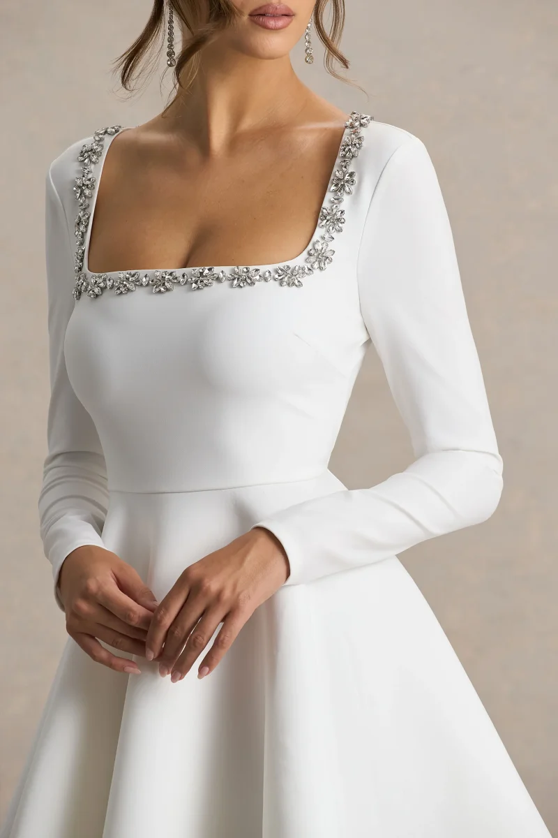 Astonish | Vestido Corto Blanco de Manga Larga con Pedrería y Falda Voluminosa - Imagen 4
