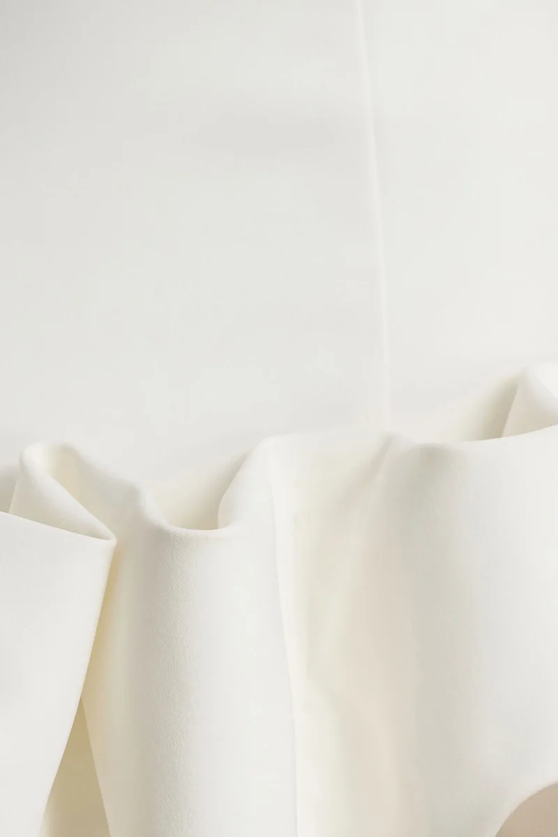Geneve | Vestido corto blanco con escote halter y detalle de volantes - Imagen 7